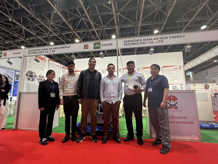小夫充电在迪拜国际贸易展会上与外国友人合影
